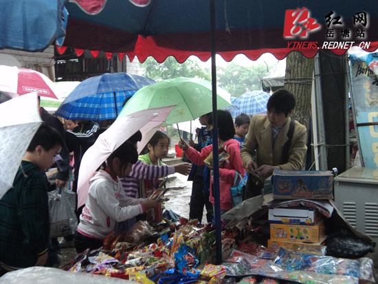 包含新学期北京校园周边环境调查：“五毛零食”难买，烟草仍旧易得|北晚新视觉的词条